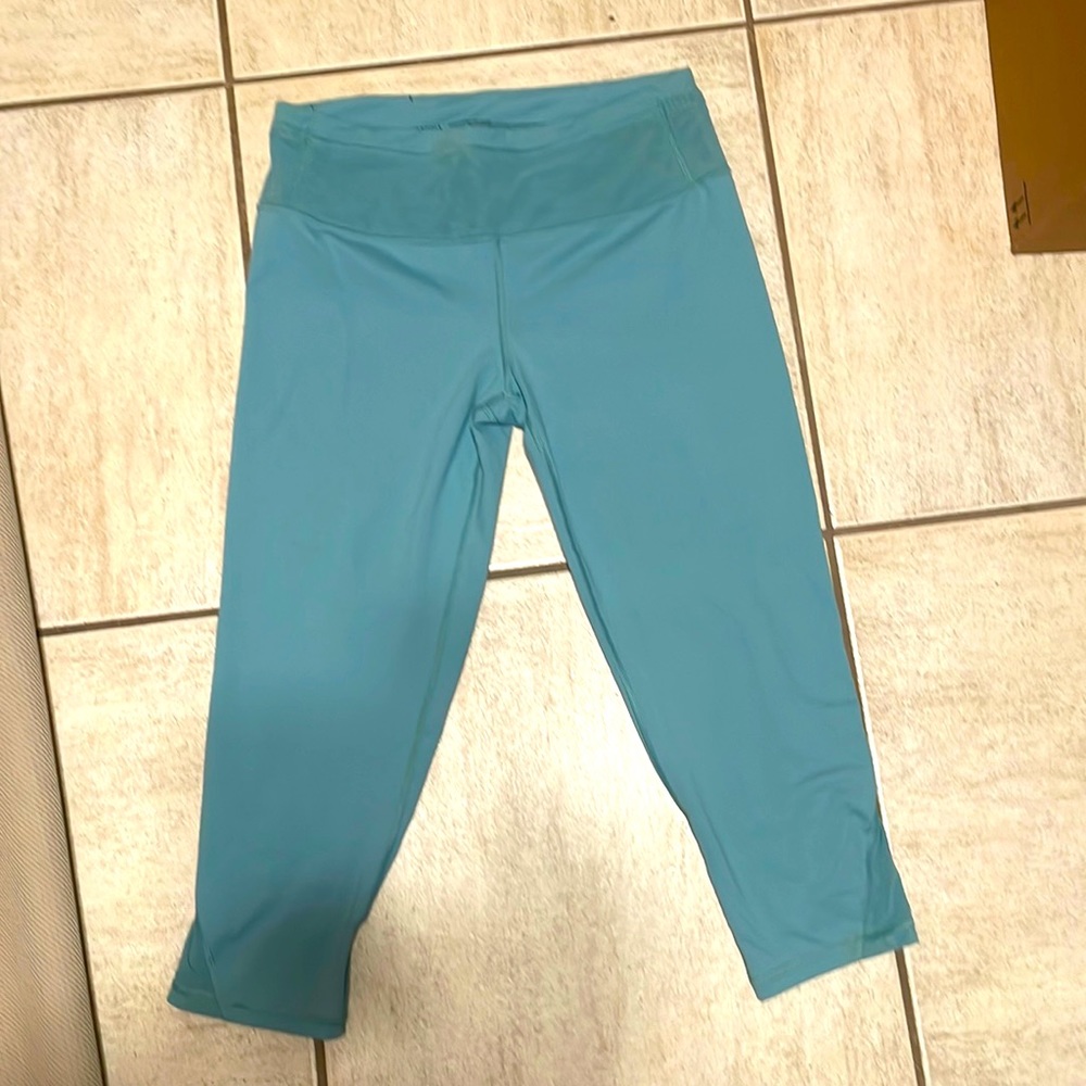 Victoria’s Secret knockout capri leggings